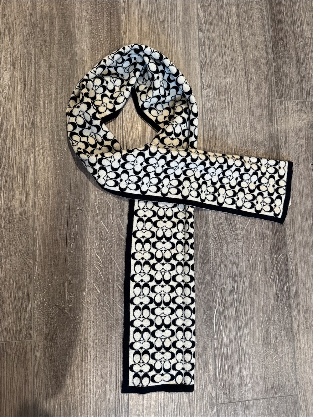🆕 COACH Reversible Black & Cream Signature C Monogram Scarf